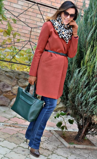 терракотовое пальто и джинсы